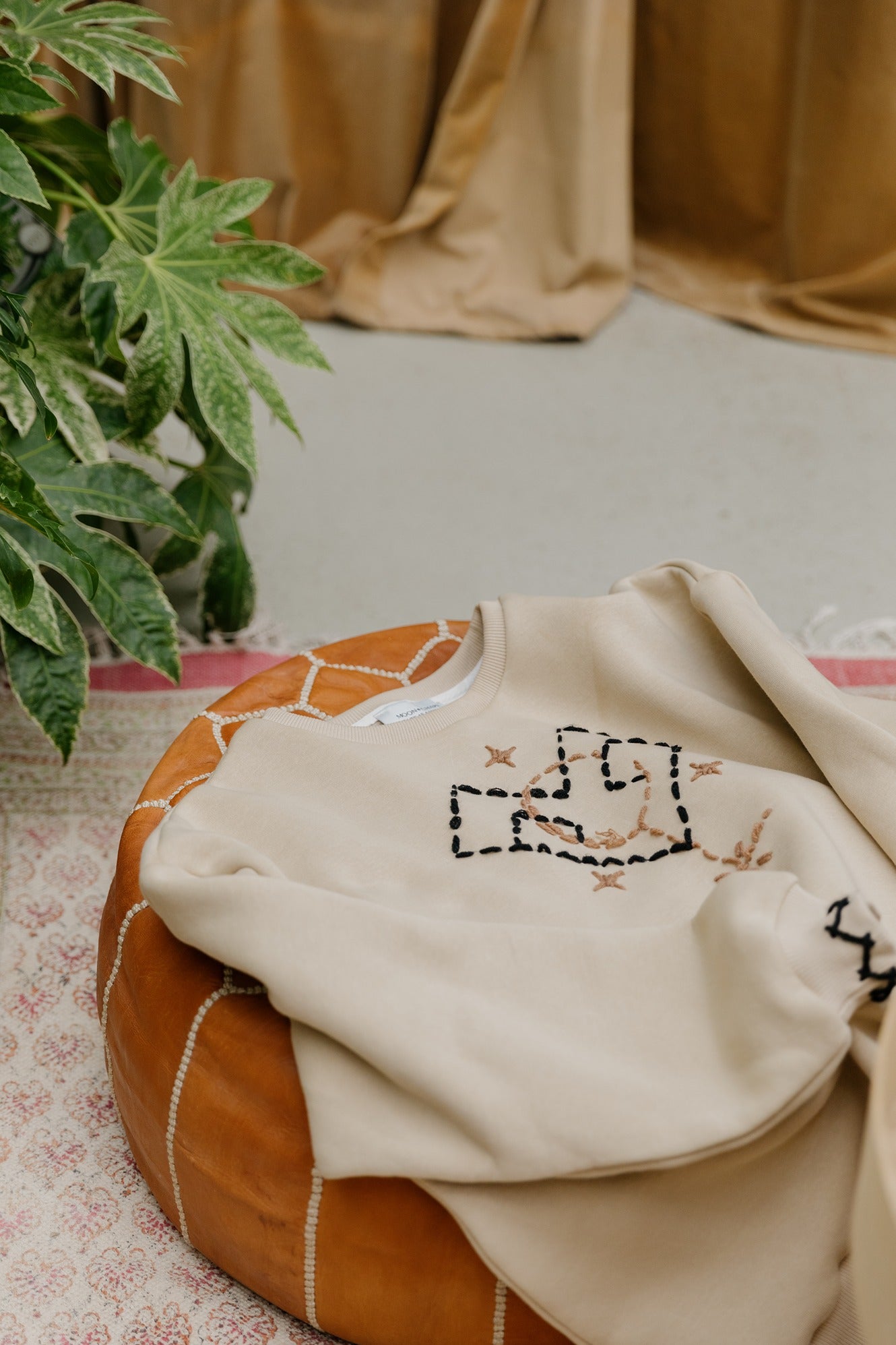 Eyes of the Heart - Beige Crew Neck Sweatshirt